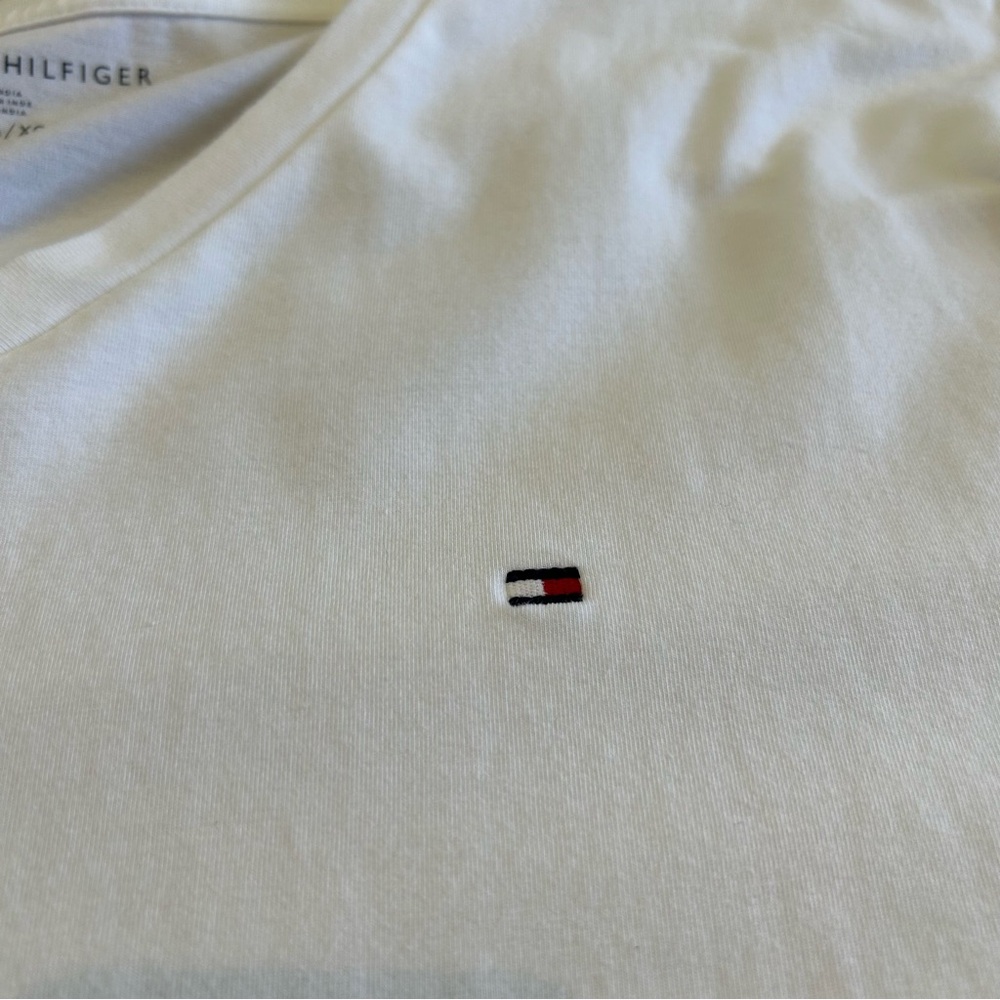 Tommy Hilfiger V-Neck T-Shirt White XL - Picture 3 of 9